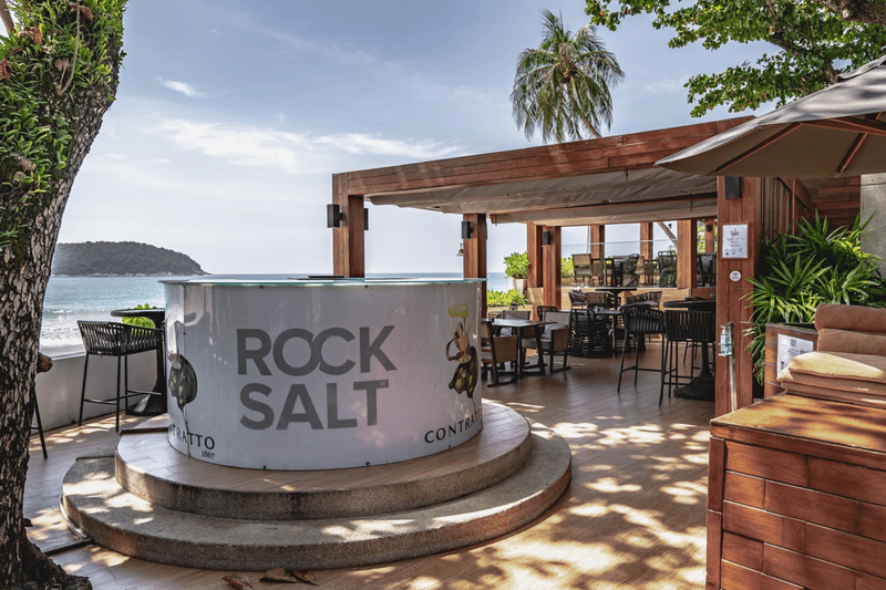 ナイハーンビーチのシーサイドレストラン【Rock Salt Restaurant】｜Bua in Thailand