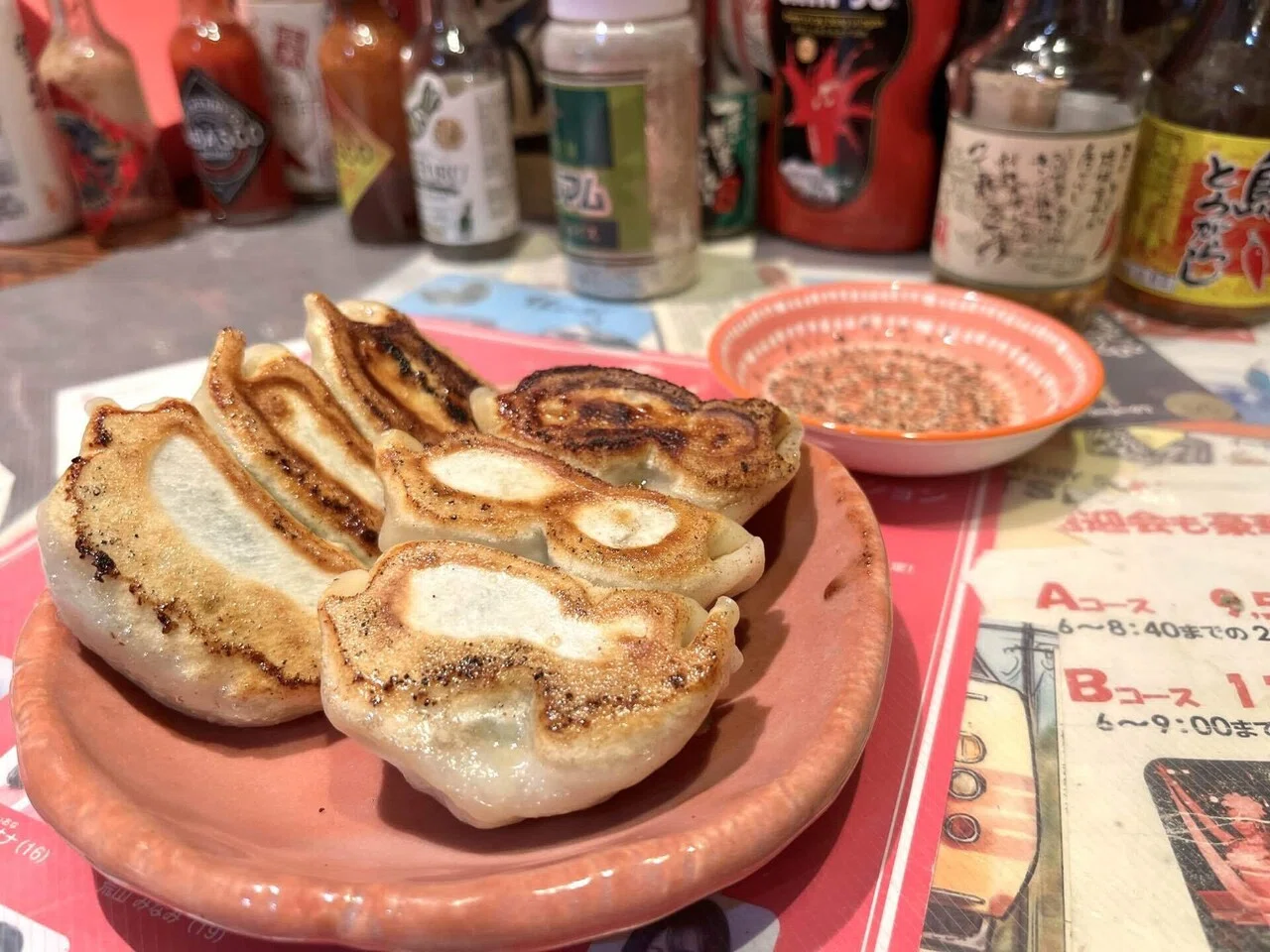餃子好き沖縄出身店主がいる店。────餃子と沖縄@築地 No.740