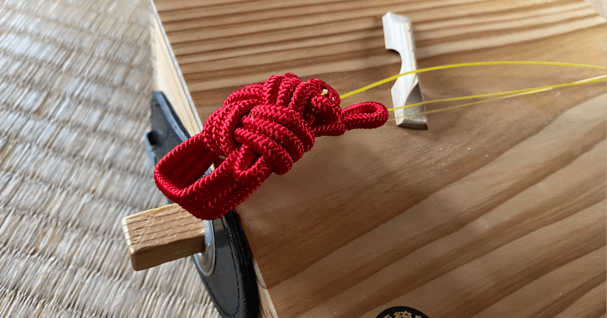 ゴッタン (箱三味線) の赤い紐、音緒の外し方｜夕茶@ゴッタン