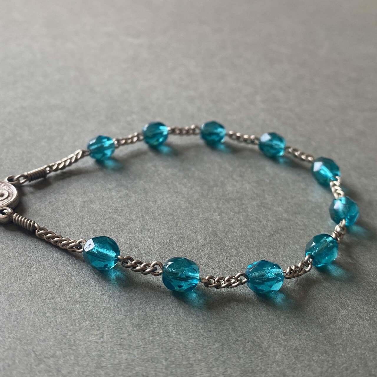 ミニ手編みペアロザリオ・カトリック祈祷書「祈りの友」によるモデル