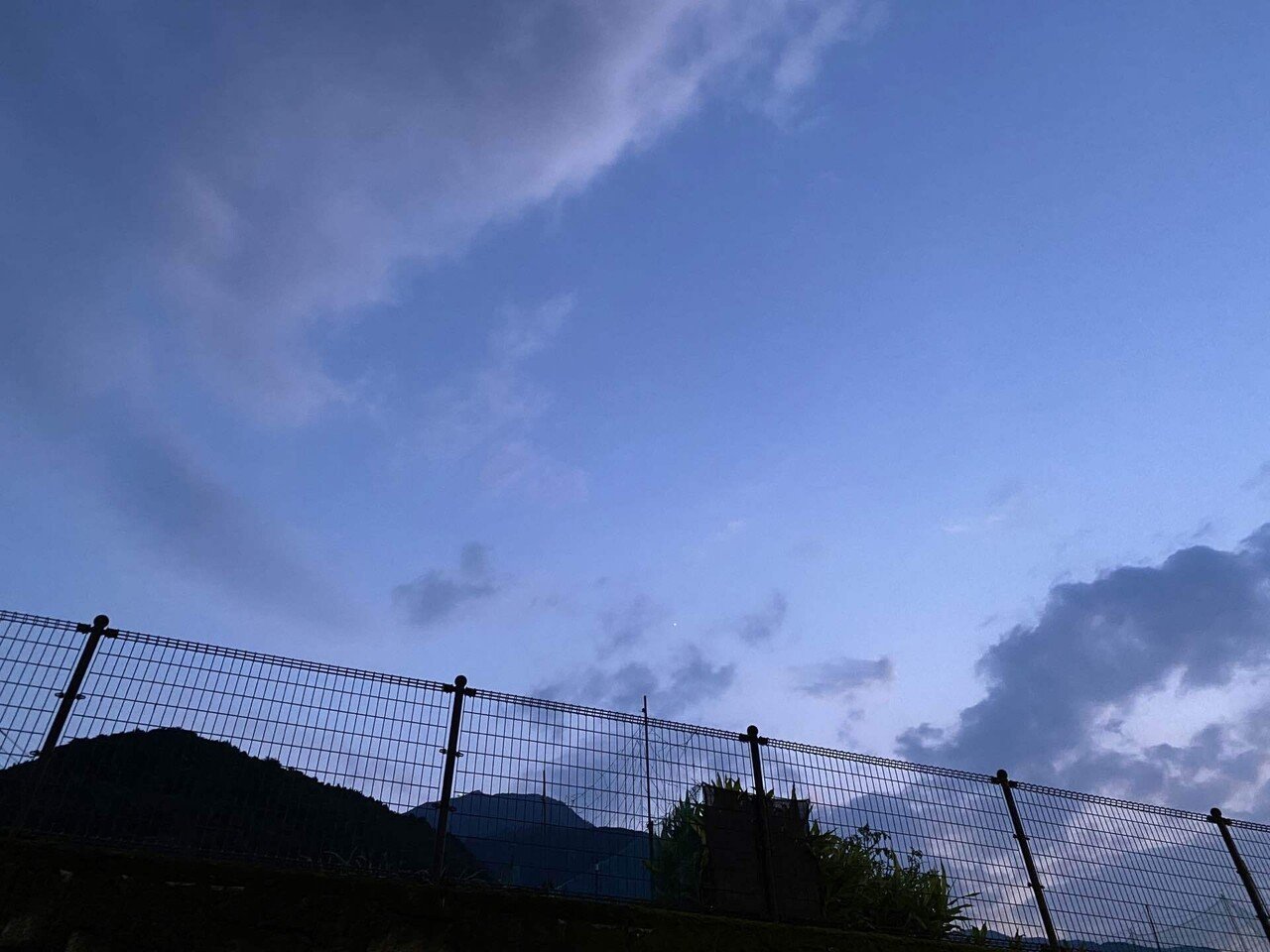 夕立の後の空 夏の夕方だな〜 #空｜あやこ