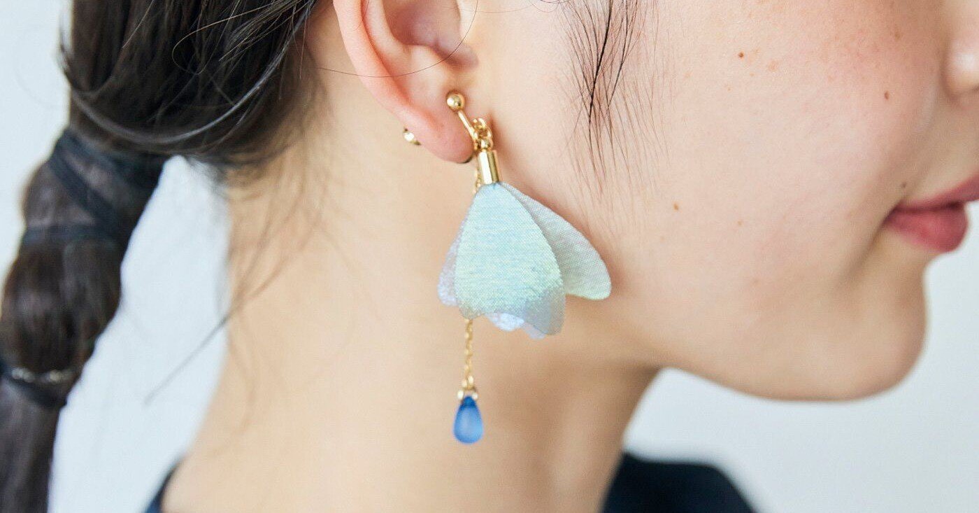 耳もとに神秘的な蝶のきらめき「モルフォイヤアクセサリー