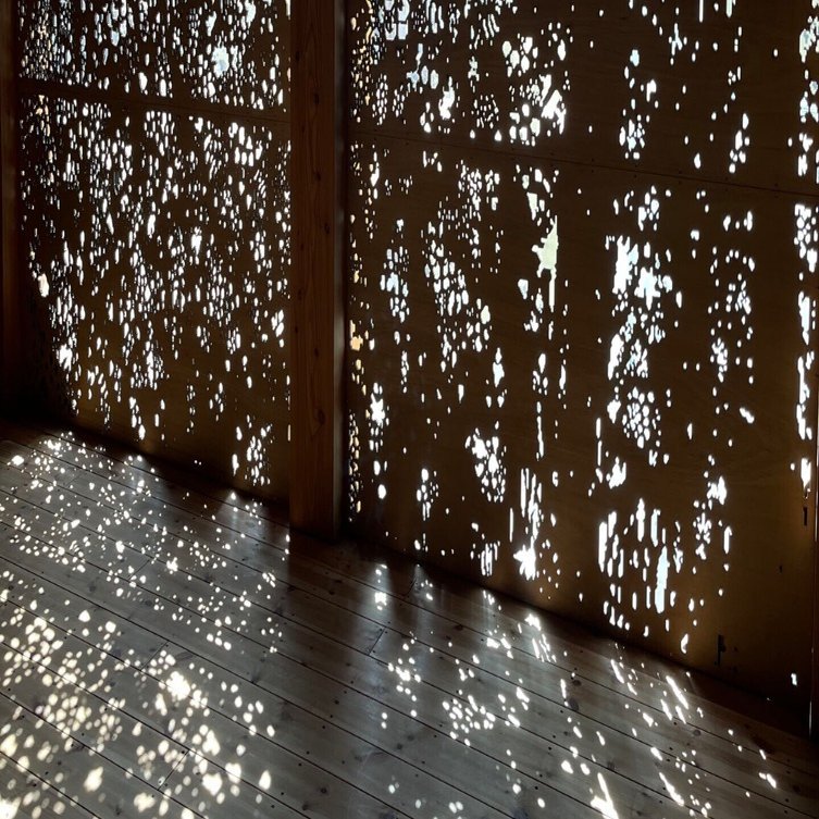 建築】木漏れ日で満たされる新島チャペル（手塚建築研究所）｜Hiroshi