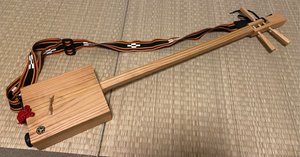 【希少】ゴッタン　三味線　三弦 ゴッタン (箱三味線) にギターストラップをつけてみる｜夕茶