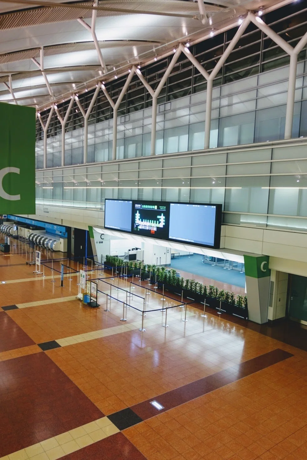 午後10時 いつもはあんなに人でごった返している羽田空港の出発ゲート付近に誰もいないこの風景 考えてみれば出発する飛行機がいないから当たり前だけどとても不思議な雰囲気で新鮮だった Jay Allen Note