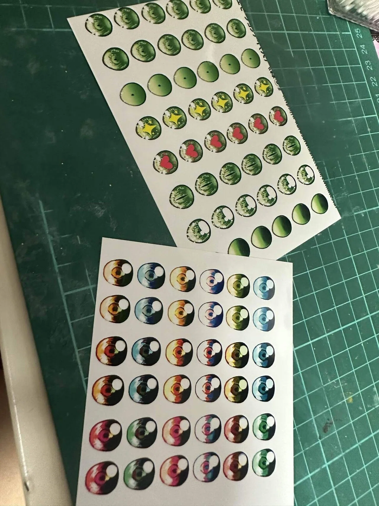 セリアのクリアオーロラシートでキラキラなおめめが作れるか｜candy_ypk39