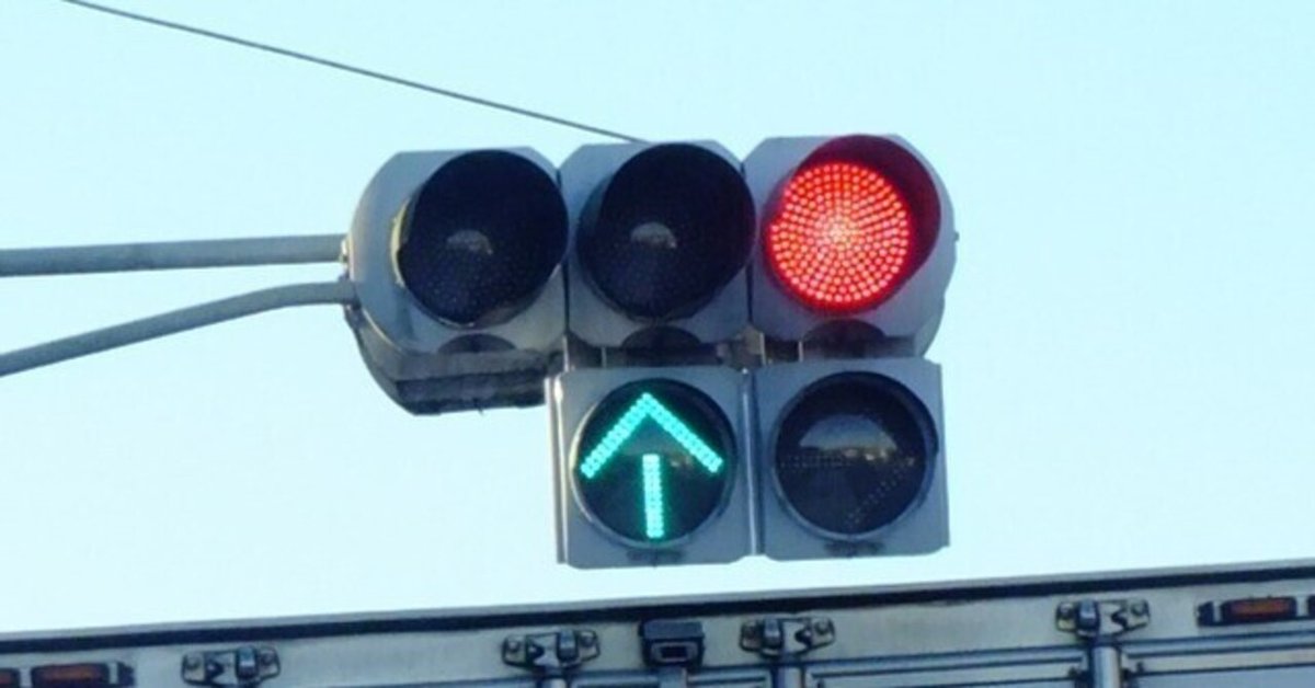 入間市高倉四丁目にある日信厚型LEDと京三VSD直進・右折矢印灯、京三  