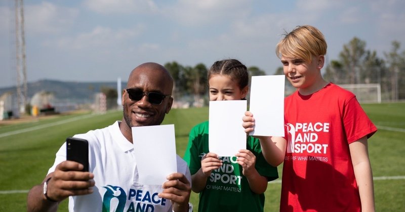 ドログバが進める白い紙。4月6日は「開発と平和のためのスポーツ国際デー」。