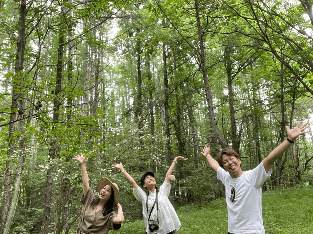 大人が万歳している写真