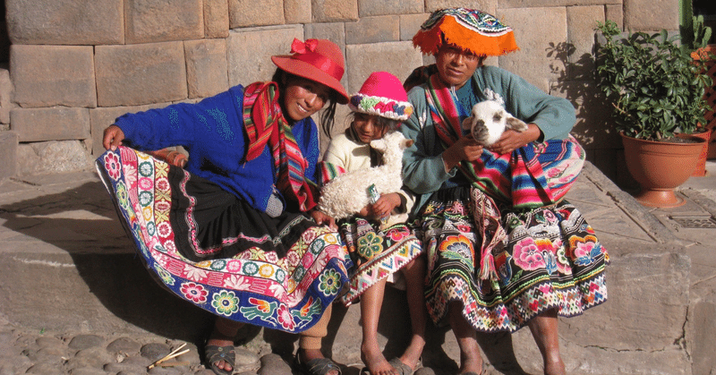 ペルーの街角　民族衣装を着た婦人たち