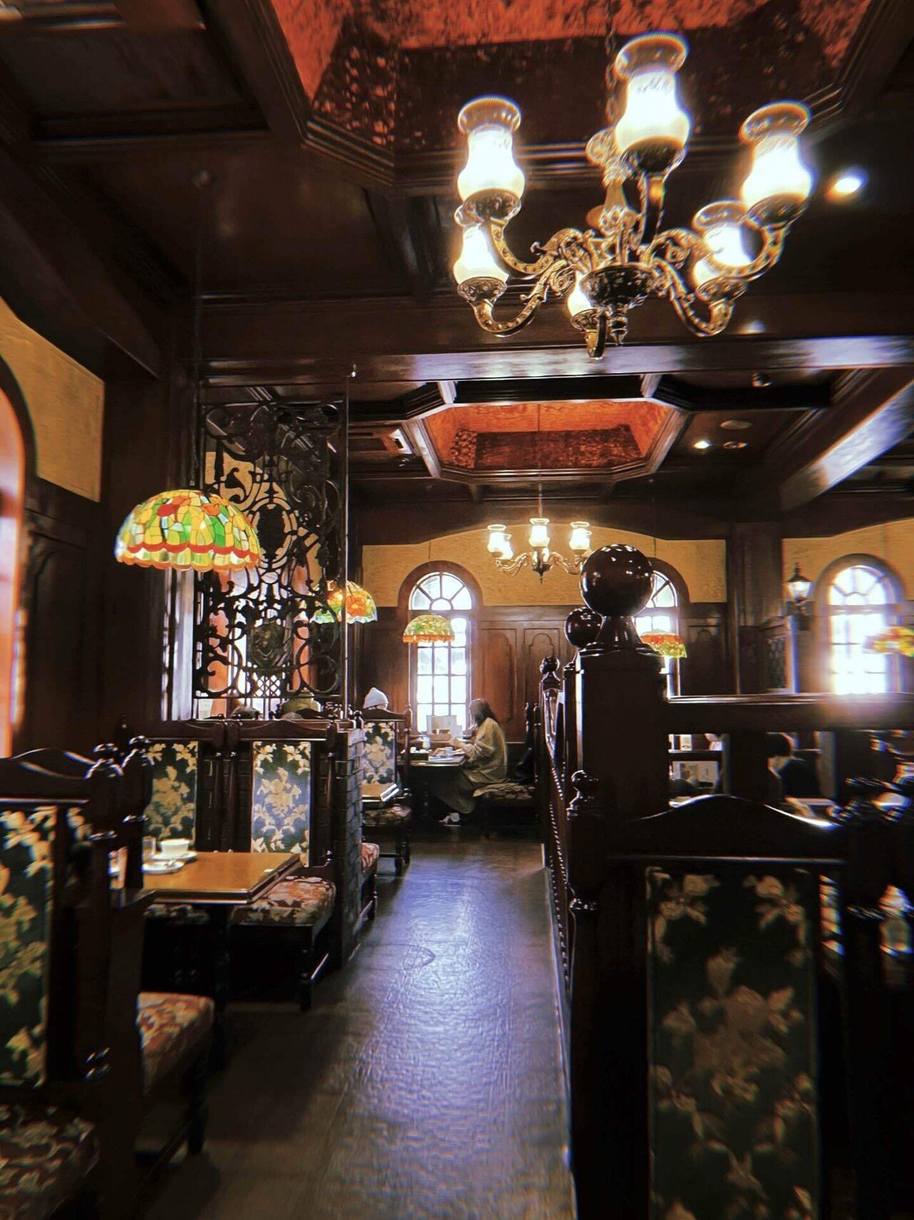 ステンドグラス　ガス燈のある街並み 和歌山市「ガス燈二番館」｜Chihana