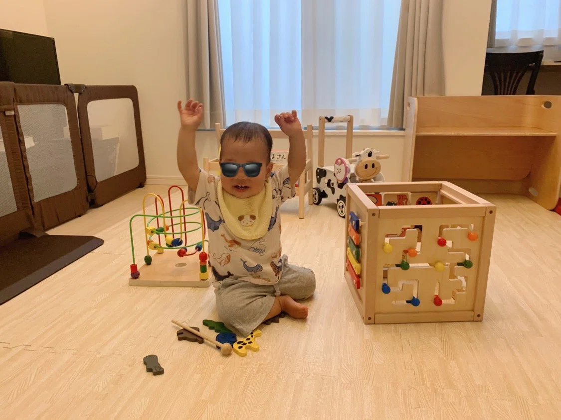 おもちゃで遊ぶ赤ちゃんの画像