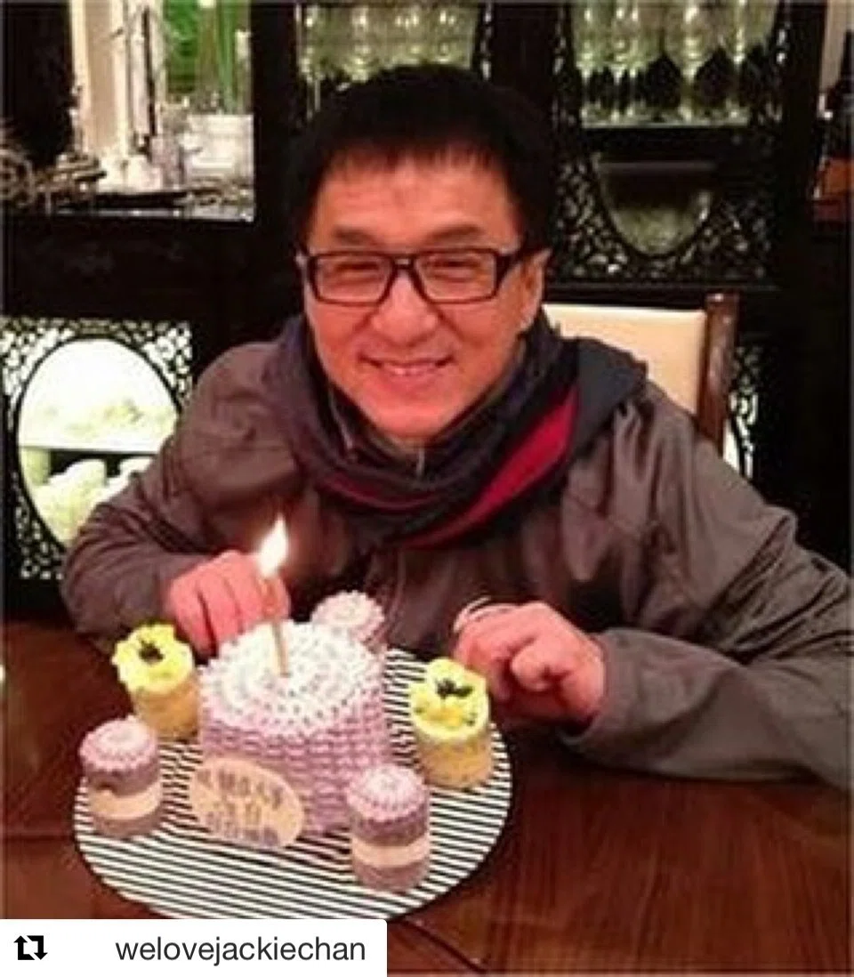 老けたな ジャッキー 小さい頃からのヒーロー 誕生日おめでとう 映画 の真似して高いところから飛び降りて 鼻血止まらなくなった 経験あり 黒猫djぽん Note