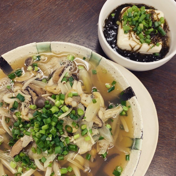 本日のアトリエご飯は、、

あさりときのこのうどん
もずく豆腐

です！

午後もがんばろー！！