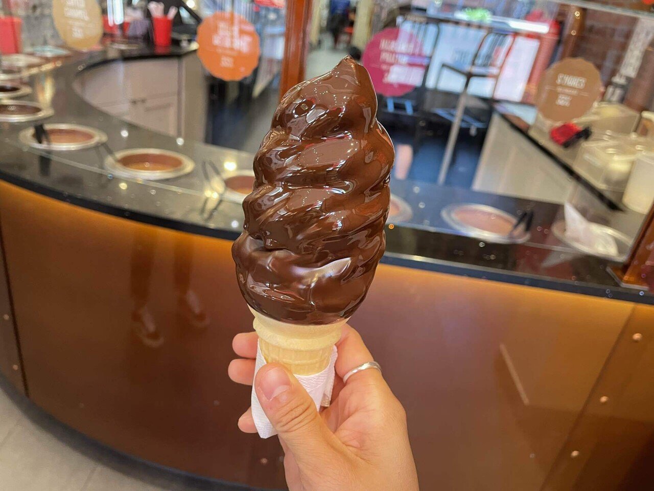 チョコレートたっぷりのソフトクリーム！【カナダワーホリログ】｜yuki