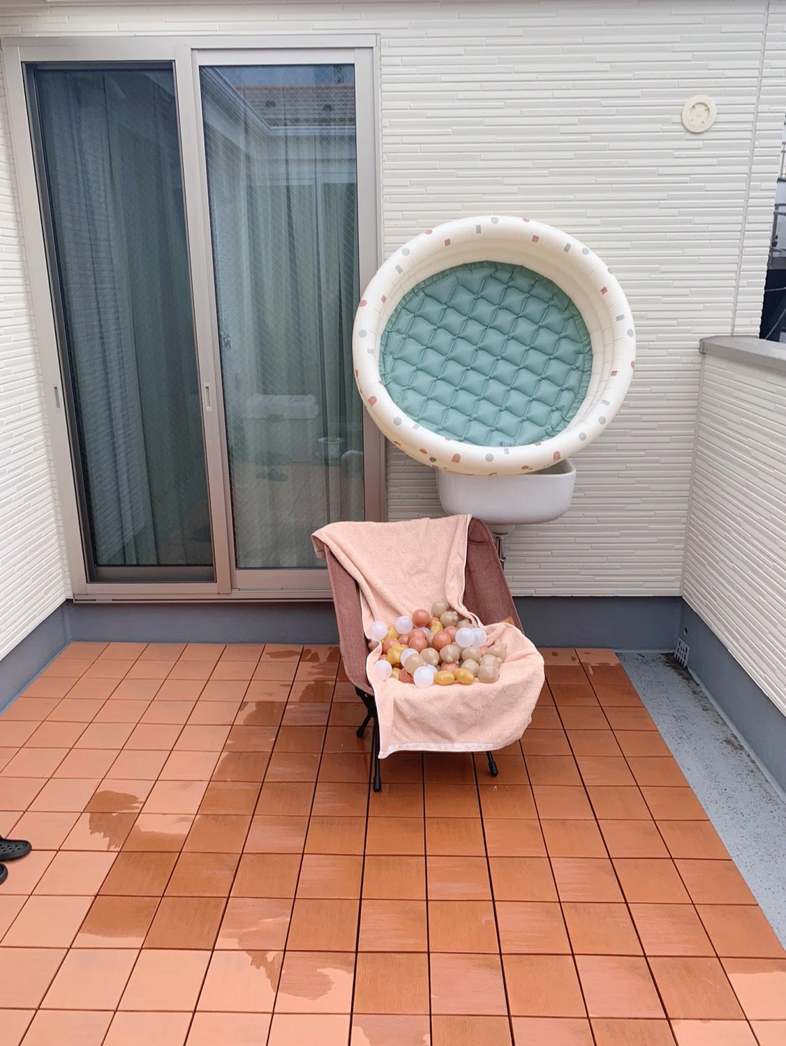 ベランダにプールを干している画像