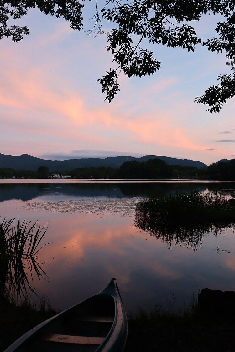 夕陽が沈み焼けた空が湖面に映り込む。淡いパステルカラーに染まった景色が心穏やかにする