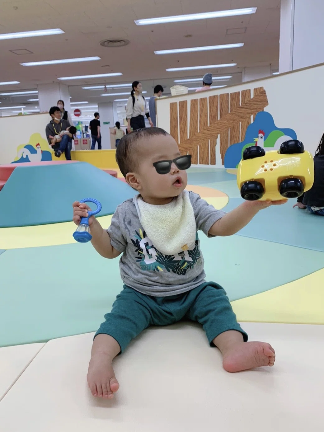 おもちゃで遊ぶ赤ちゃんの画像