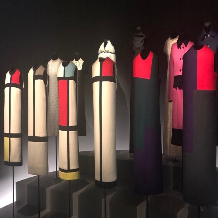 イブサンローラン美術館　パリ　洋書　イブサンローラン イヴ・サンローラン美術館 パリ｜Toki Minami