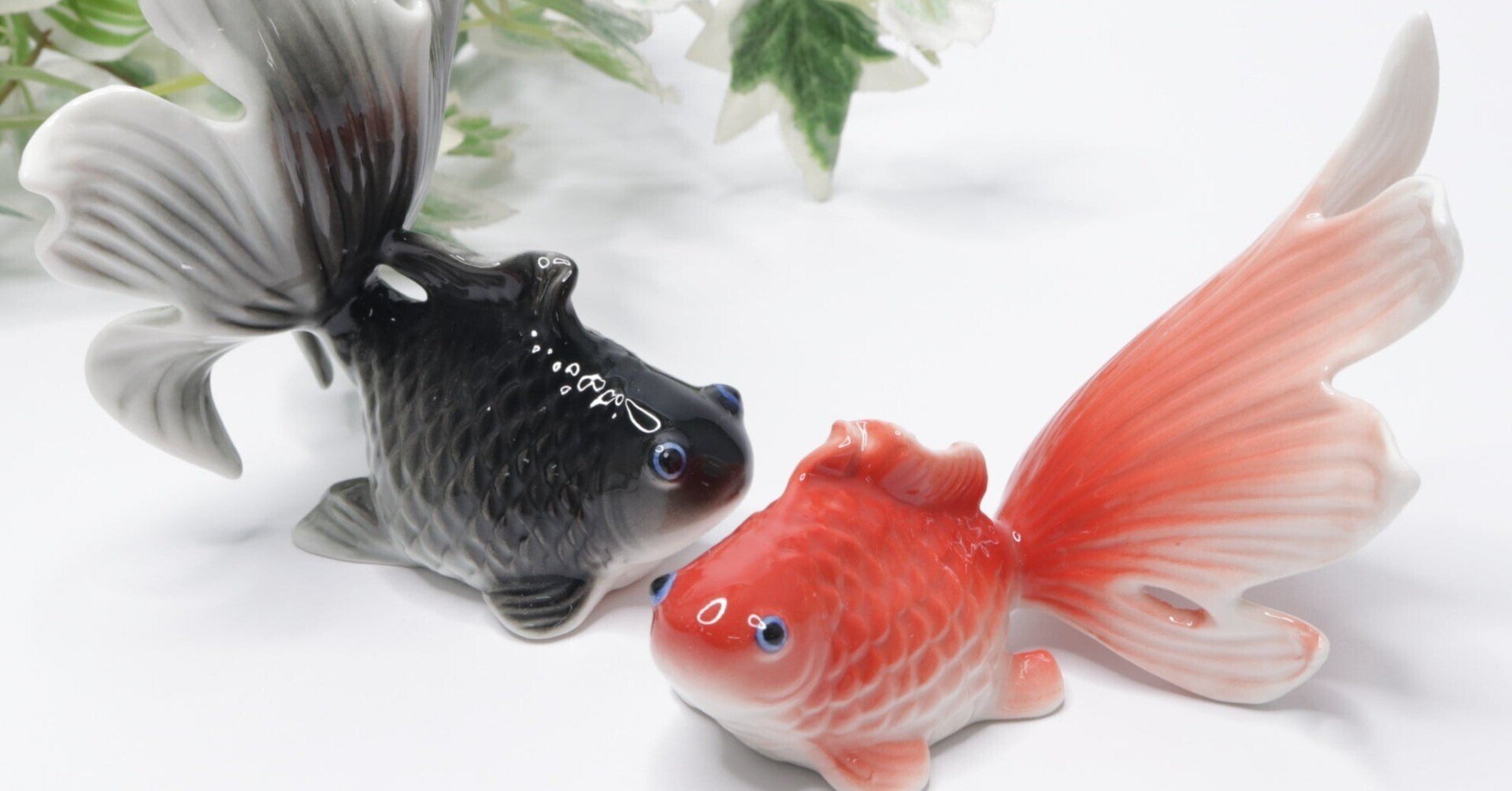 置物 ゴールドの金魚 青いウロコ 立派な尾びれ 彫刻風 (中サイズ) 置物