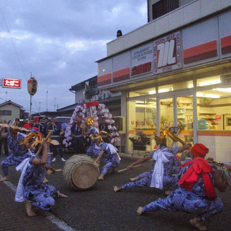 http://j-matsuri.com/houounomai/
金の鳳凰の冠と赤い頭巾を頭にかぶり、大太鼓を中心に舞いを行う。類例のない貴重な舞い。
#鳳凰の舞
#東京都
#西多摩郡
#9月
#まつりとりっぷ #日本の祭 #japanese_festival #祭 #祭り #まつり #祭礼 #festival #旅 #travel #Journey #trip #japan #ニッポン #日本 #祭り好き #お祭り男 #祭り好きな人と繋がりたい #日本文化 #伝統文化 #伝統芸能 #神輿 #だんじり
