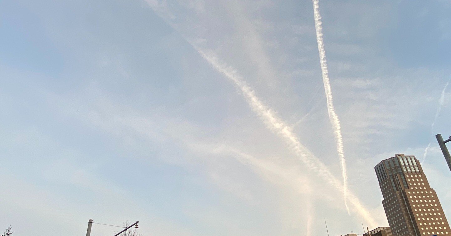 夏の飛行機雲 村上隆作品【夏の青空に飛行機雲】の買取・査定はミライカ美術に