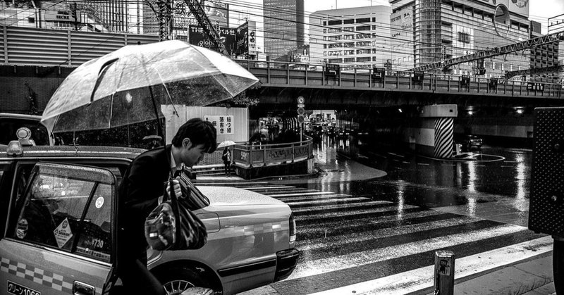 雨の日のタクシーはまるでポケモンのように。