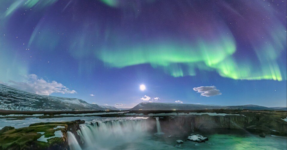 アイスランドの滝上のオーロラ｜yasu