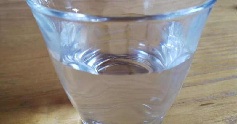 透明な水で水分補給をする