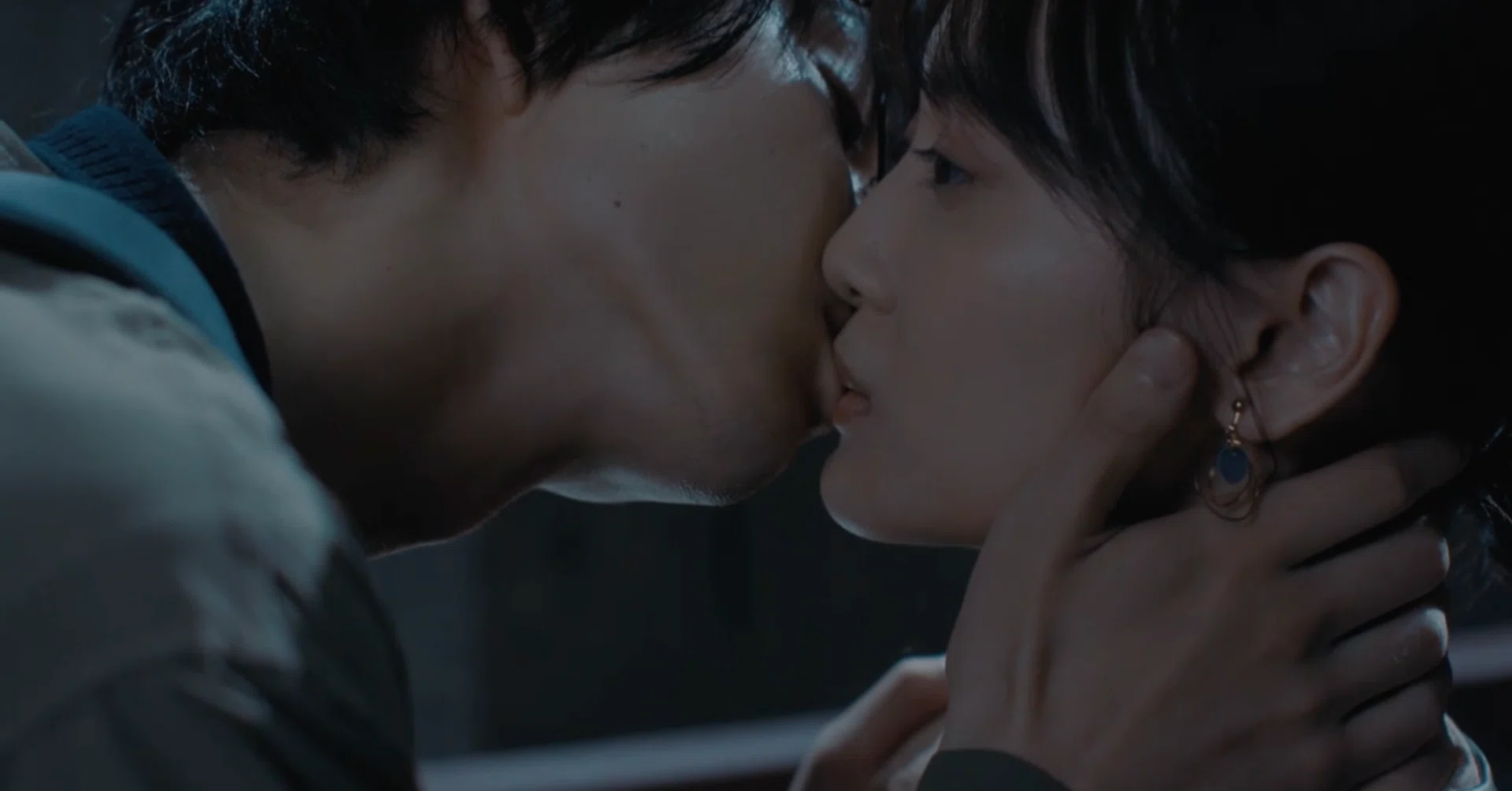山下 美 月 キス