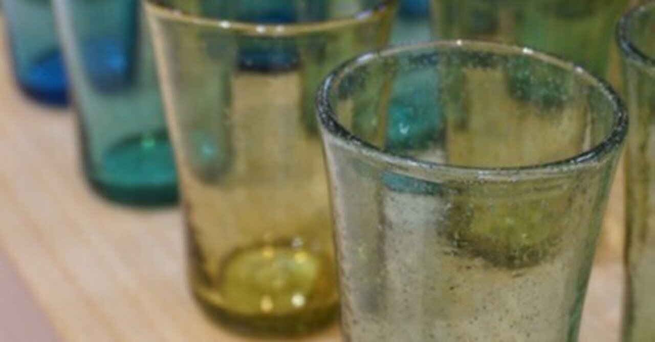 三宅義一の吹き硝子』より再生ガラス器のある暮らし｜くらしのギャラリー