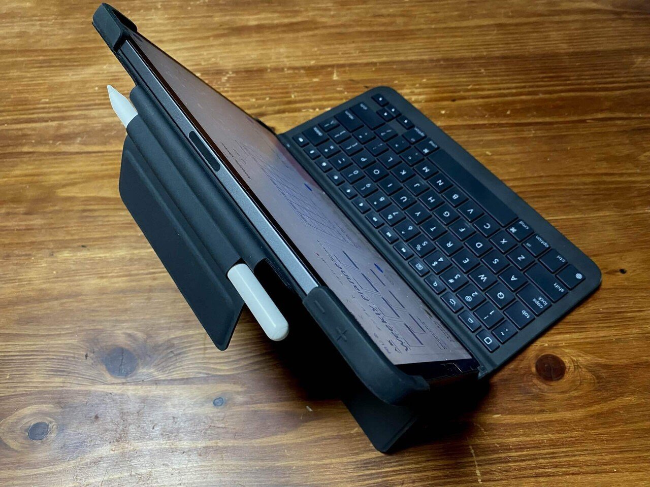 初代11インチiPad Pro用にFOLlOだけどキーボードケース購入