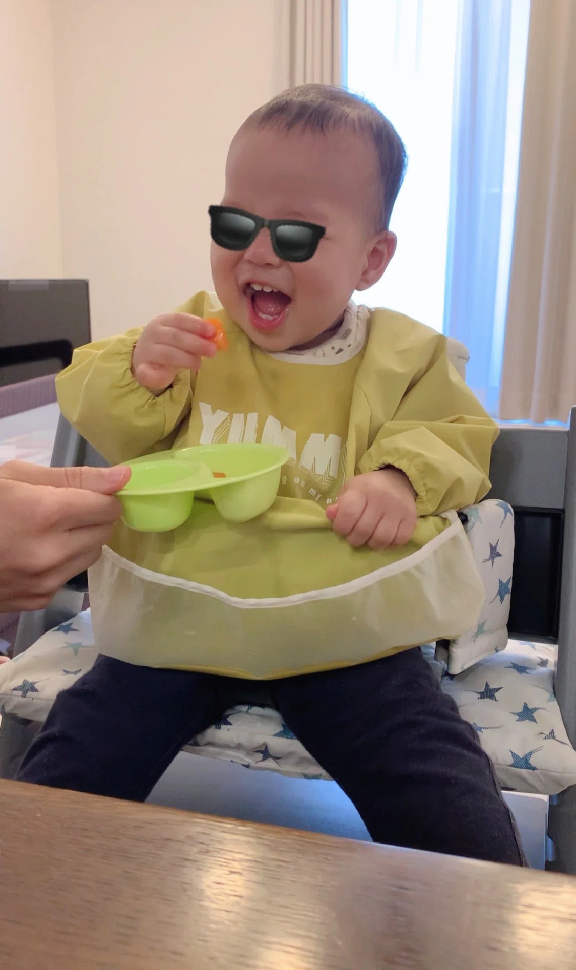 離乳食を食べる赤ちゃんの画像