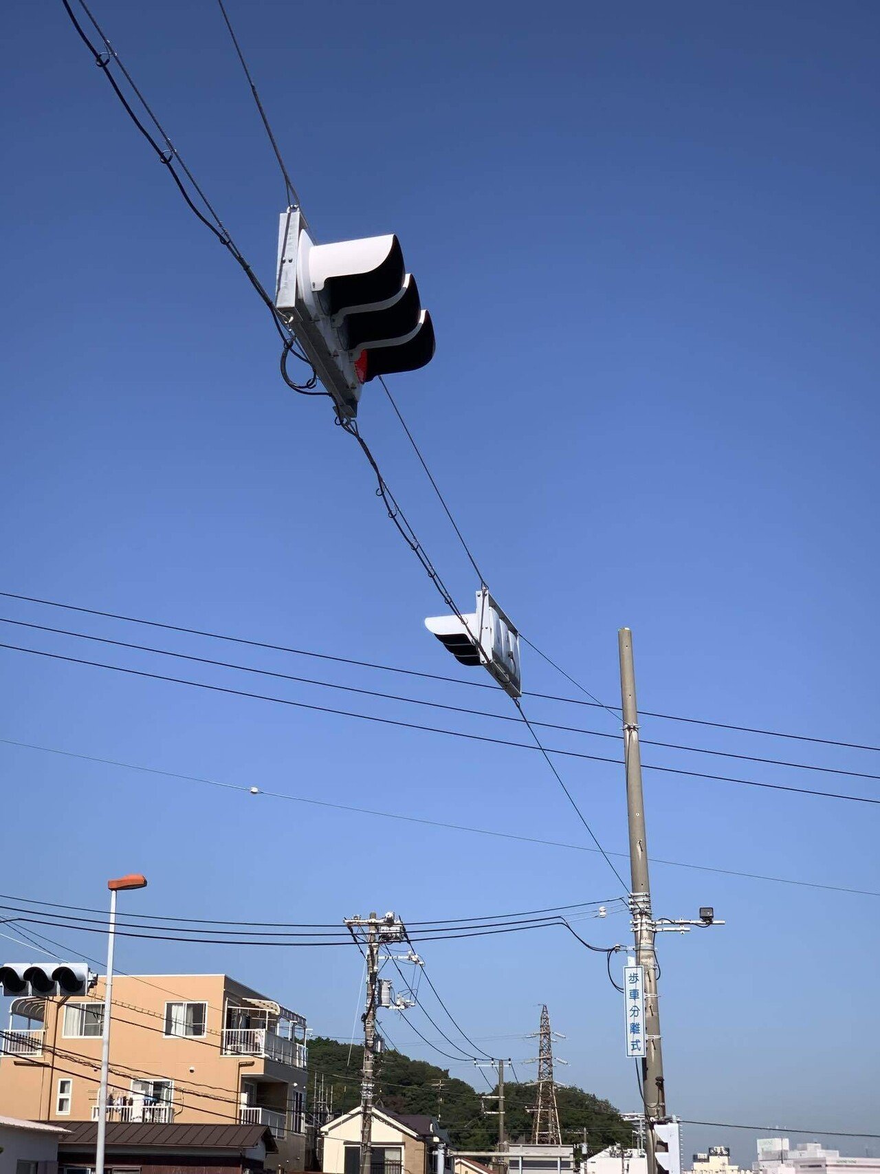 鎌倉市の吊り下げ式信号機・離れた押しボタン・一灯｜藤倉