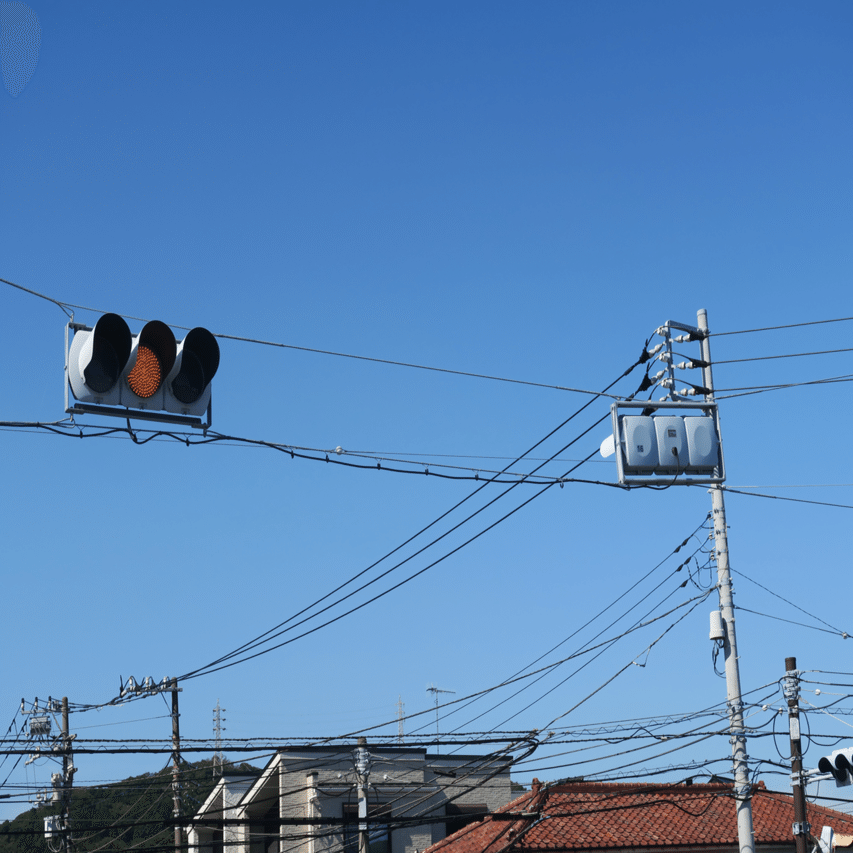 鎌倉市の吊り下げ式信号機・離れた押しボタン・一灯｜藤倉