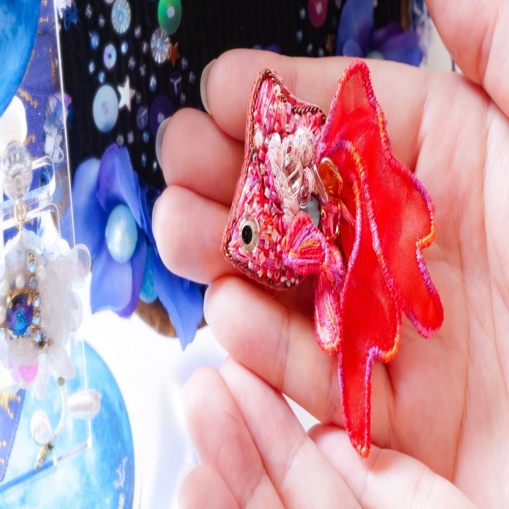 鯉 ブローチ 金属 天然石 K18 鯉 ブローチ 金属 天然石 K18 鯉