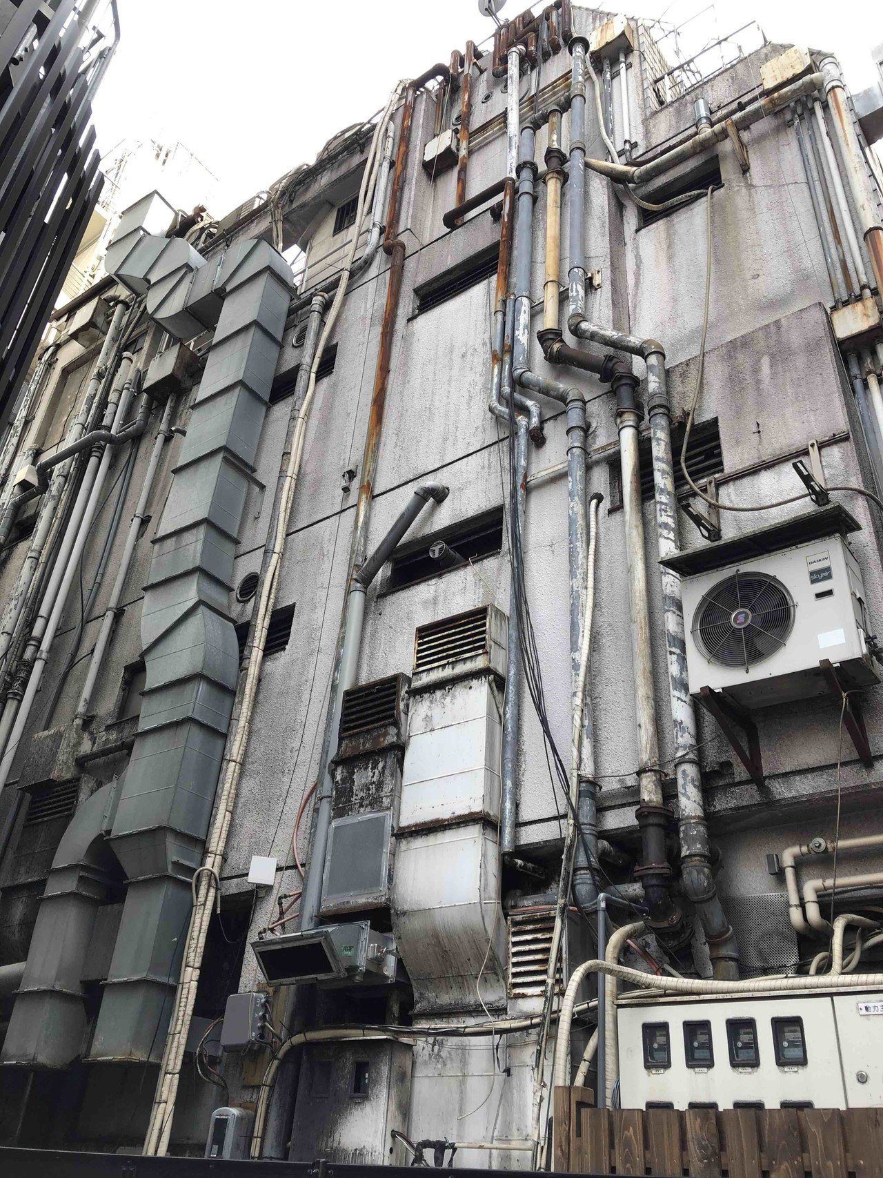 歌舞伎町のゴリゴリの風俗 雑居ビルの裏面（一階は飲食店）。新宿は都市として高齢化を迎えつつあって、表向きは化粧はしてても素顔はくたびれてきている。｜星野茂樹