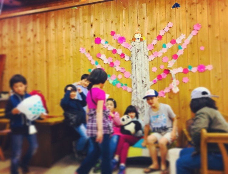 #日本一小さな百貨店の物語 
百貨店の桜の木の下に集まる子供たち。この後、紙ヒコーキ飛ばし大会になって制御不能。。。
#百貨店 #コミュニティ #サードプレイス #出会い #百貨店 #田舎暮らし #ローカルライフ #note地方暮らし部