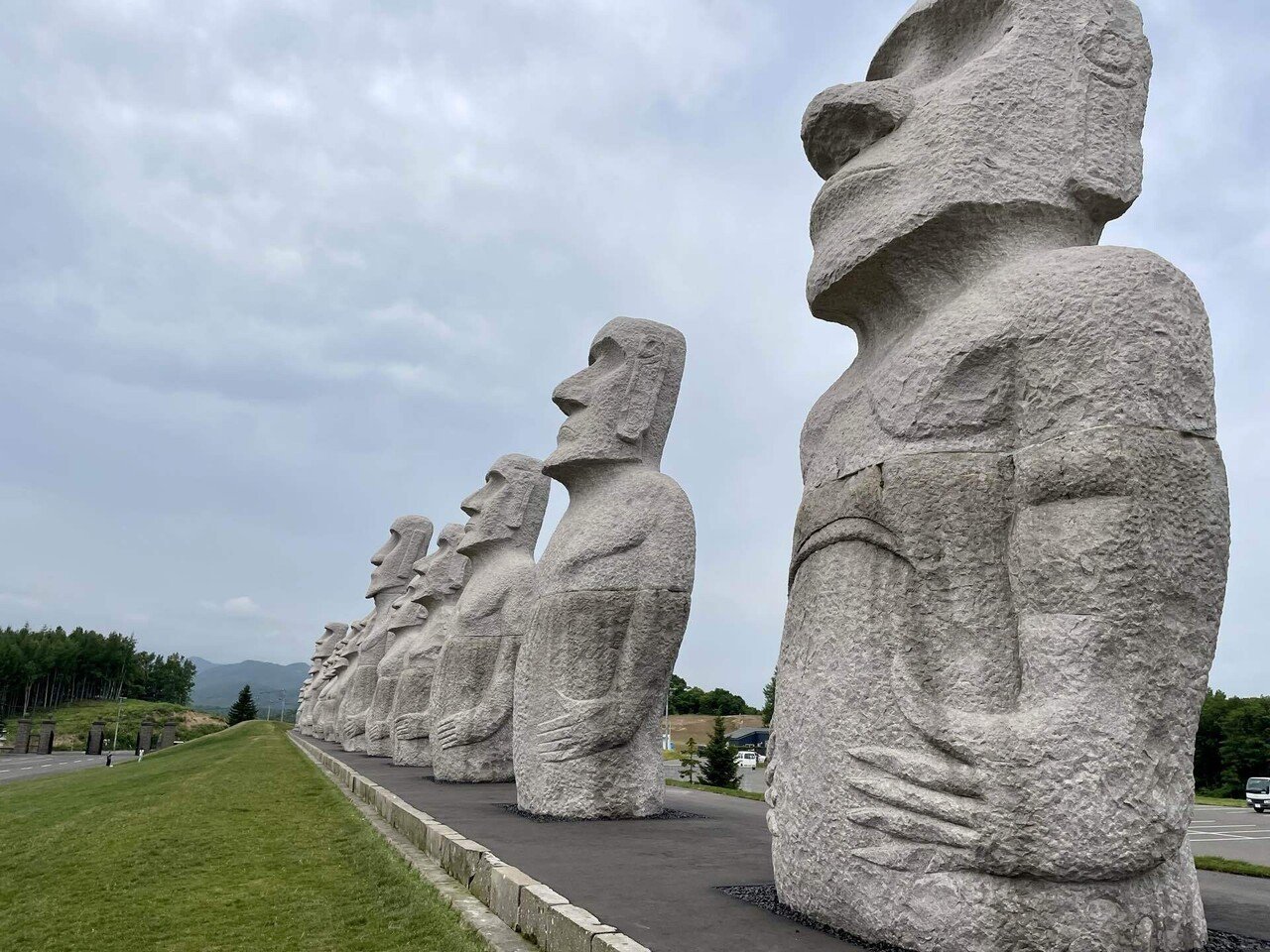 霊園でモアイと会えてストーンヘンジに祈りを捧げる｜しのあや 紅里
