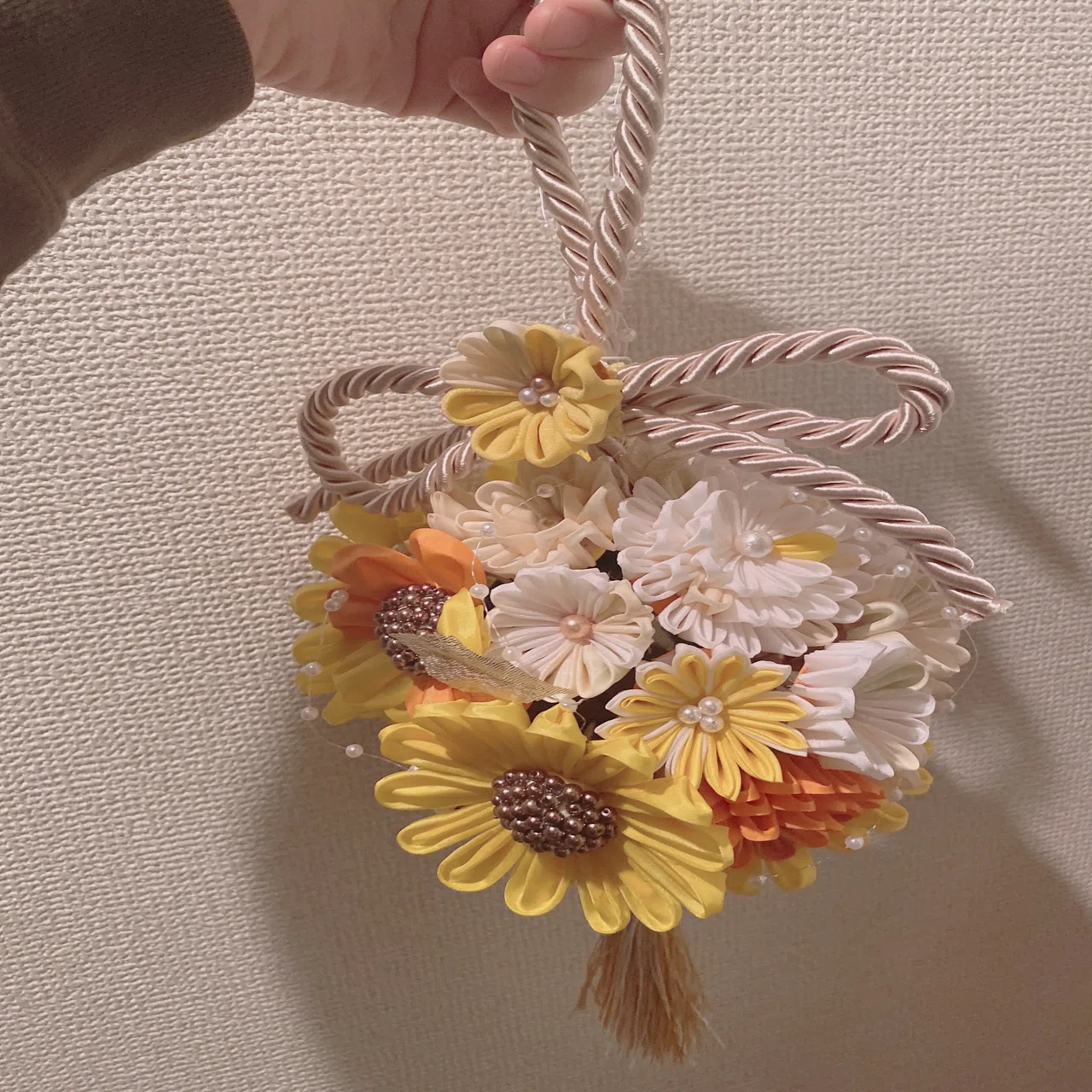 初ボールブーケ まとめ♡｜花嫁さんのつまみ細工「白い華 赤い華」