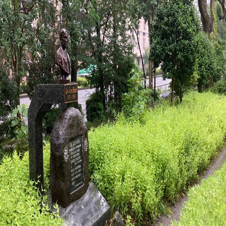 11．ホセ・リサール博士銅像｜前田 とまき （TOMAKI）