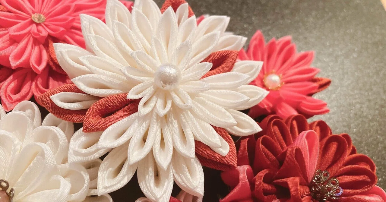 初ボールブーケ まとめ♡｜花嫁さんのつまみ細工「白い華 赤い華」