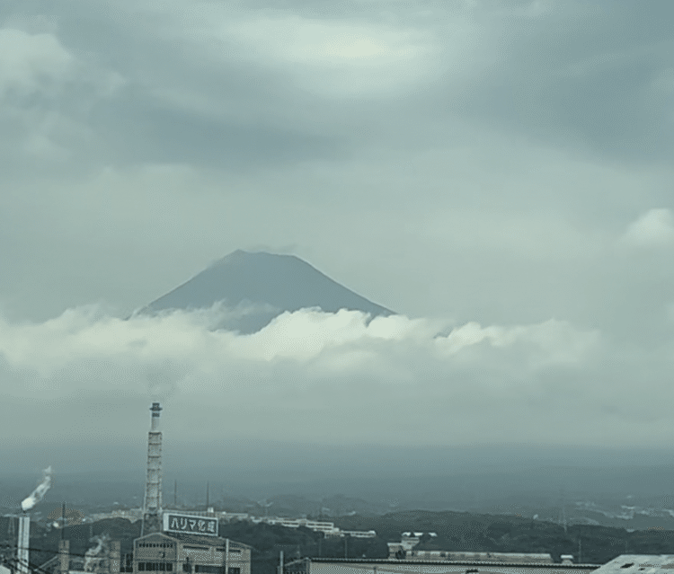 今日の富士山は雲の向こう。名古屋に墓参りに行く。