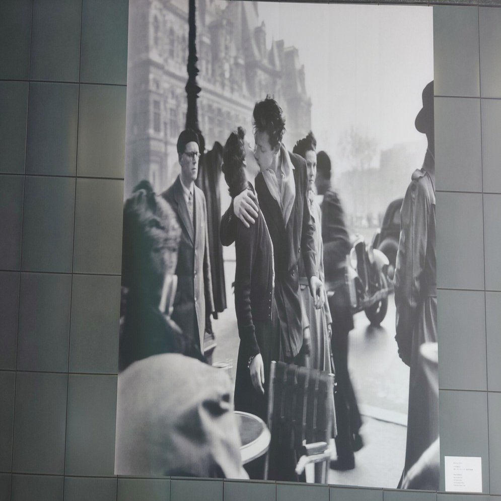 パリ市庁舎前のキスの