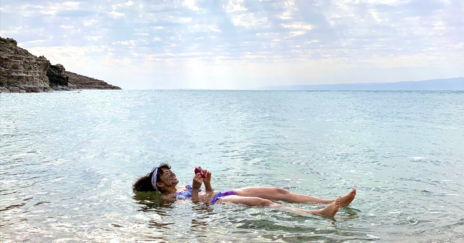 これ、浮いてるってコト…？」死海に入ってみたい女子たちVS冷静に考え