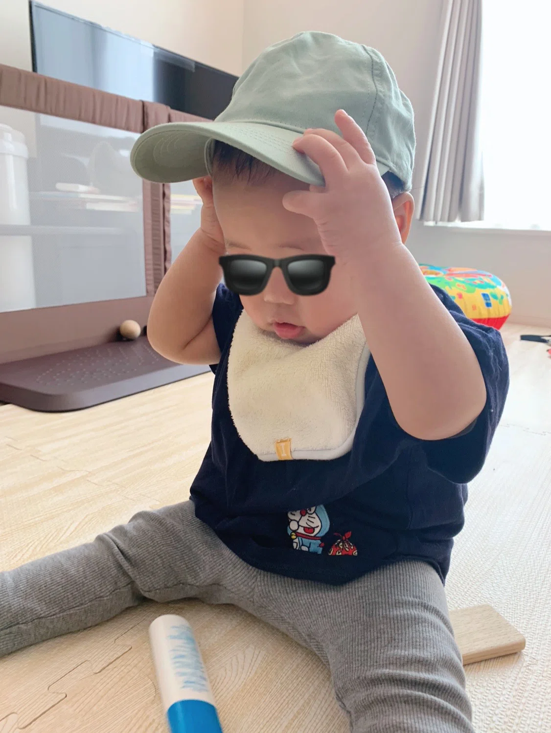帽子を触る赤ちゃんの画像