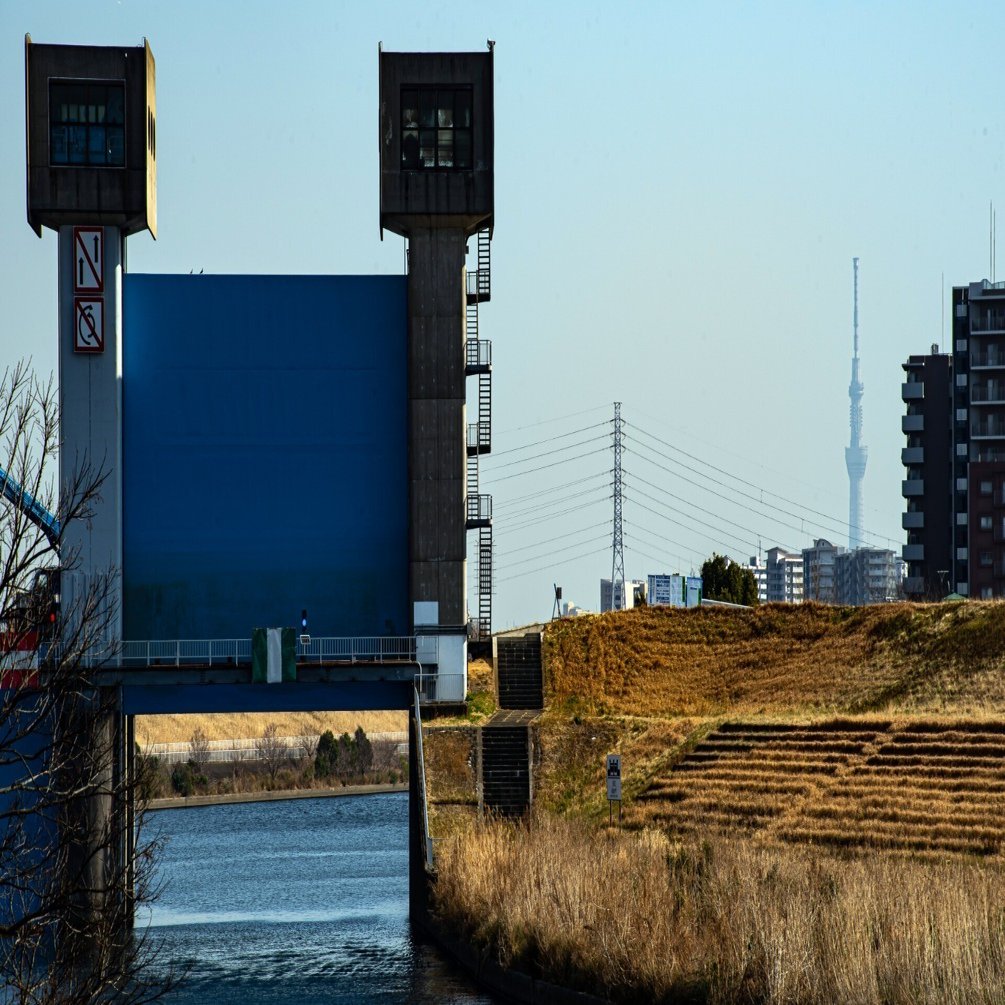 下町を守る赤と青の水門～東京都北区・岩淵水門」｜観光情報総合研究所 夢雨
