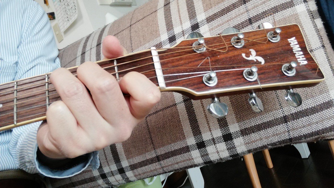 ギターを置くならこんな風に｜高井宏章