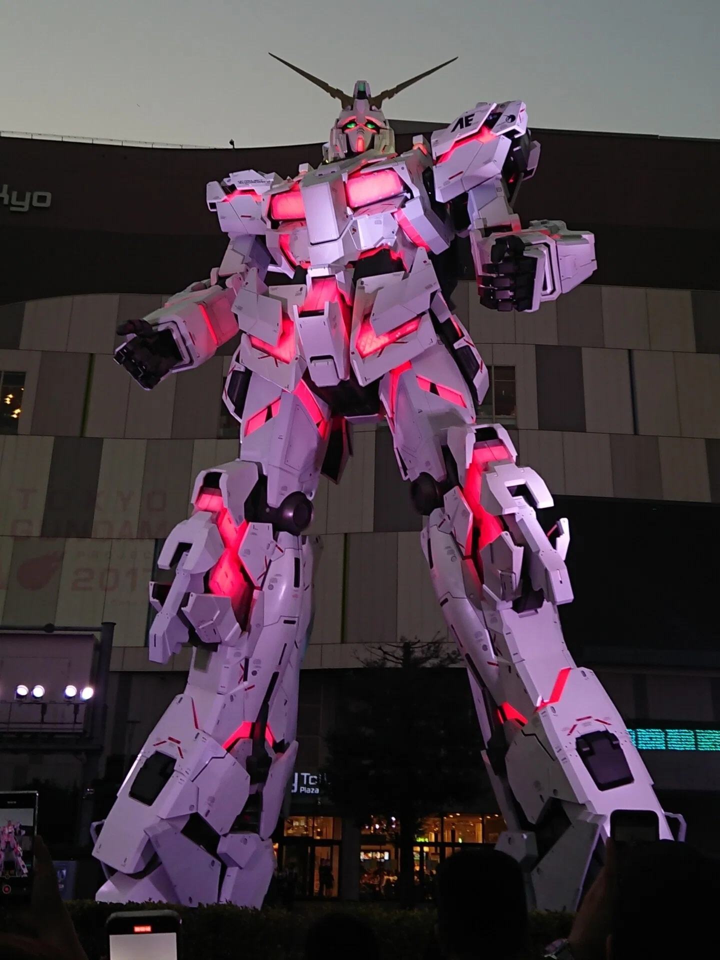 実物大ユニコーンガンダム立像 THE LIFE-SIZED UNICORN GUNDAM STATUE