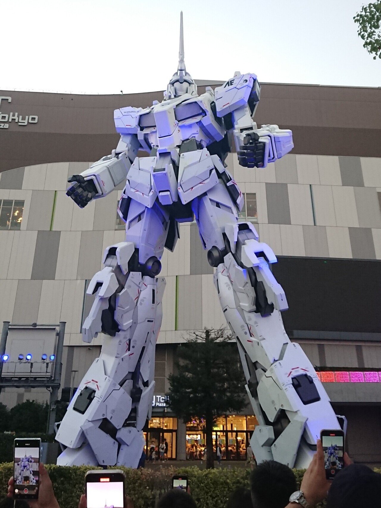 実物大ユニコーンガンダム立像 THE LIFE-SIZED UNICORN GUNDAM STATUE